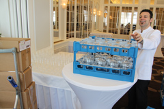 D&eacute;gustation des Bordeaux primeurs 2014 - Mise en place des verres &agrave; d&eacute;gustation avec le sourire