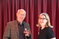 D&eacute;gustation des Bordeaux primeurs 2015 - St&eacute;phanie Marchand avec un client heureux